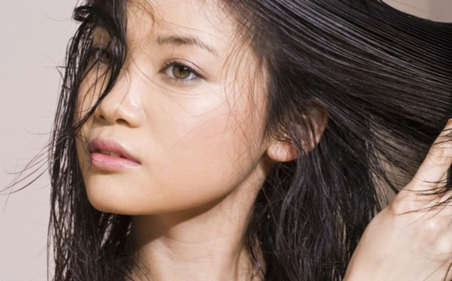 Mẹo hay giúp chữa cháy mái tóc bết dính