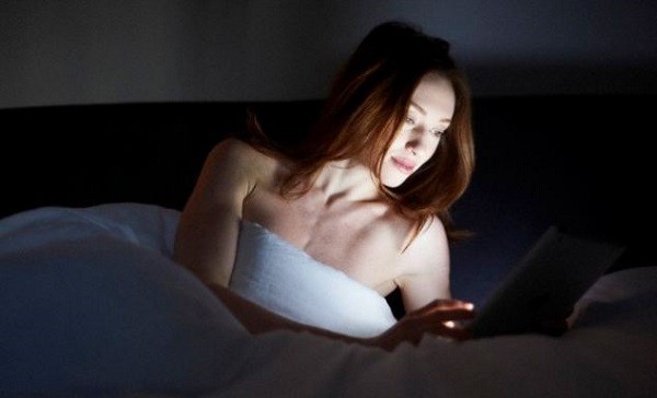 Làn da xuống dốc không phanh vì 9 thói quen chị em hay làm vào buổi tối