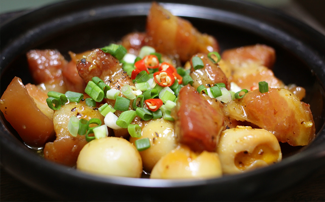 Cơm trưa ngon miệng với trứng cút kho thịt