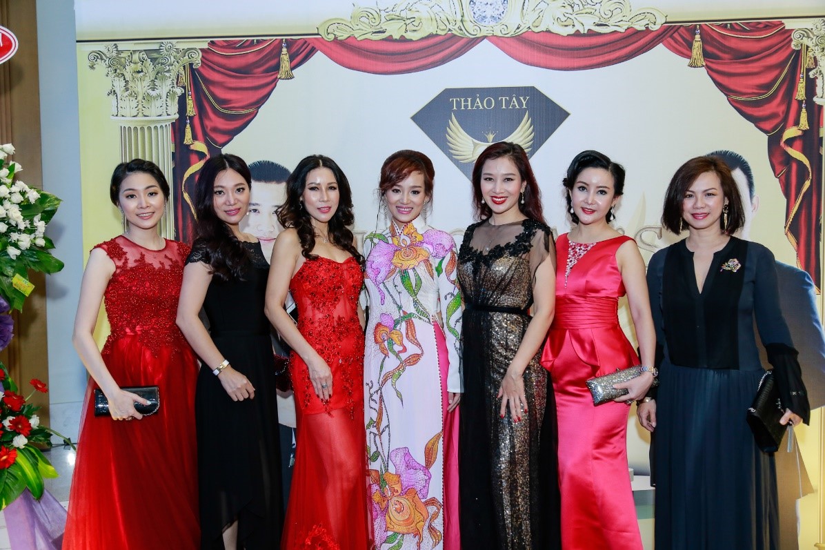Á HẬU QUÝ BÀ THẾ GIỚI THU HƯƠNG CHÚC MỪNG SINH NHẬT THẢO TÂY