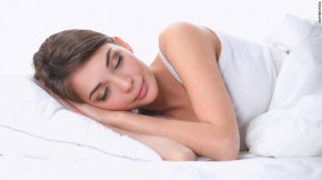 Nên xõa tóc hay cột tóc khi ngủ?