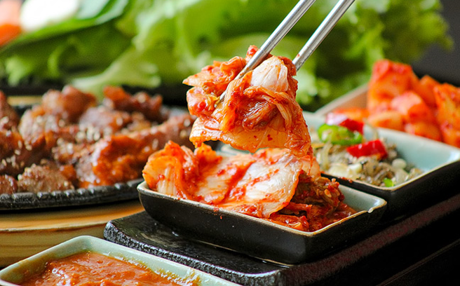 Hướng dẫn muối kim chi chua cay như người Hàn Quốc đón Tết
