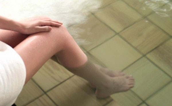 Vệ sinh vùng kín bằng nước muối có phải là chuẩn nhất không?