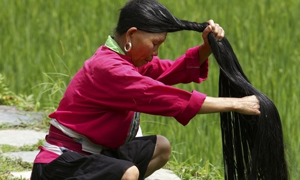 Bí quyết dưỡng “suối tóc” dài siêu mượt của người Dao đỏ