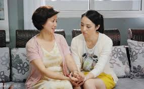 Mẹ chồng dúi 10 cây vàng vào tay con dâu và yêu cầu cô làm một chuyện chẳng ai ngờ