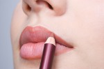 Tuyệt chiêu thoa son giúp ăn không trôi, uống nước không mờ