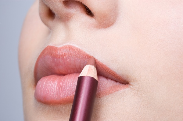 Tuyệt chiêu thoa son giúp ăn không trôi, uống nước không mờ
