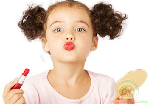 Trẻ em đánh phấn tô son hiểm họa khôn lường