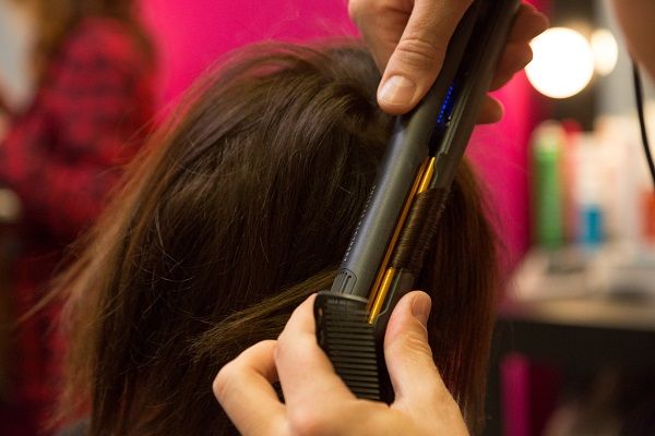 Biết cách này, duỗi thẳng tóc không dùng máy, không phải ra tiệm