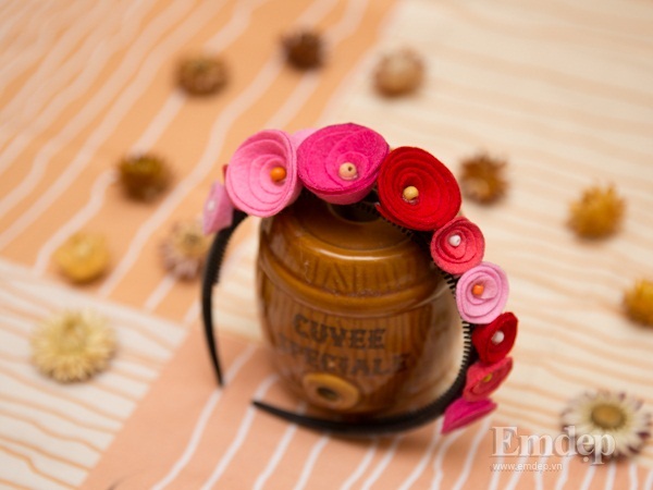 Mẹ làm bờm xinh cho con diện Tết