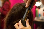 Biết cách này, duỗi thẳng tóc không dùng máy, không phải ra tiệm