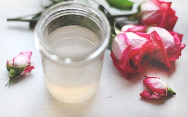 Tự làm nước hoa hồng dưỡng da tại nhà cực hiệu quả