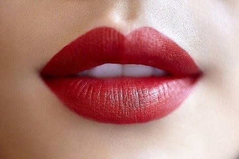 Cách chọn son môi không chứa chì tránh thâm môi cho bạn gái