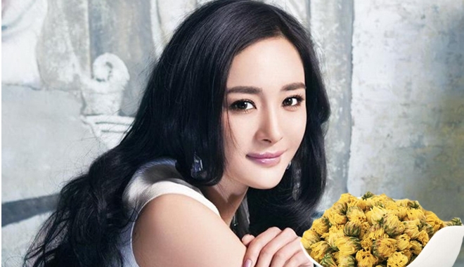 DƯỠNG TRẮNG DA TỪ TRÀ HOA CÚC VÀ HOA HỒNG ĐƠN GIẢN HƠN UỐNG TRÀ