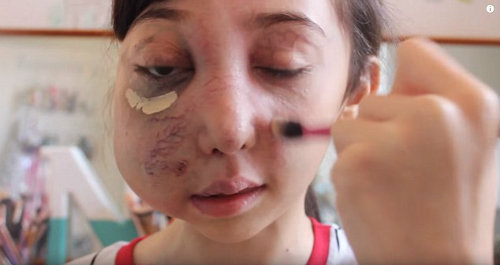 Cô bé biến dạng khuôn mặt dạy trang điểm đang gây sốt