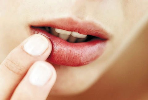 Bí quyết khắc phục mascara lem luốc, son loang lổ và nhiều sự cố trang điểm khác