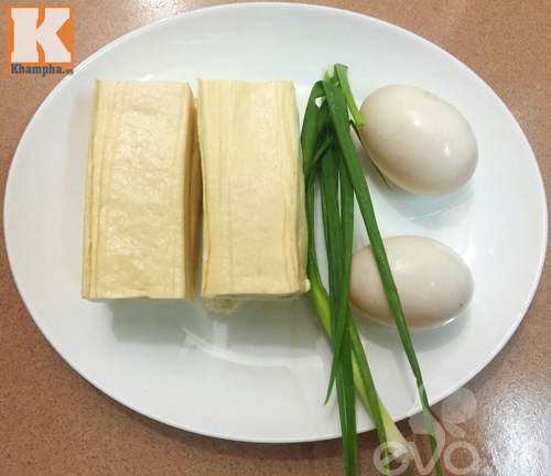 Cùng nấu món đậu phụ sốt trứng muối đơn giản