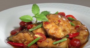 Cá lăng kho cà bi, món ăn dung dị cho bữa cơm nhà bạn