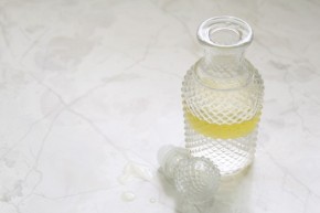 Tự chế dung dịch tẩy trang mắt tại nhà với giá rẻ gấp cả 100 lần mỹ phẩm ngoài tiệm