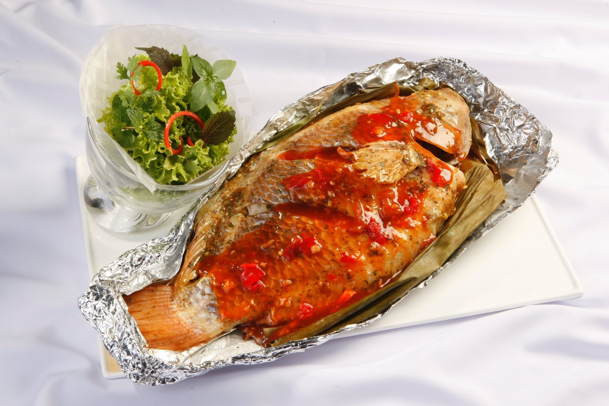 Thơm ngất ngây với món cá điêu hồng nướng rau răm