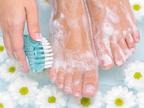 Mẹo hay giúp bạn sở hữu đôi chân trắng hồng và không còn mùi hôi