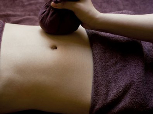 Đánh tan mỡ bụng nhanh chóng với muối nóng cho bà mẹ sau sinh