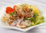Gỏi bò lá chanh dùng chung với bánh đa nướng