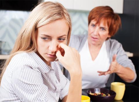 Con dâu vuốt nước mắt vì mẹ chồng mắng té tát trên bàn hậu phẫu sau sinh