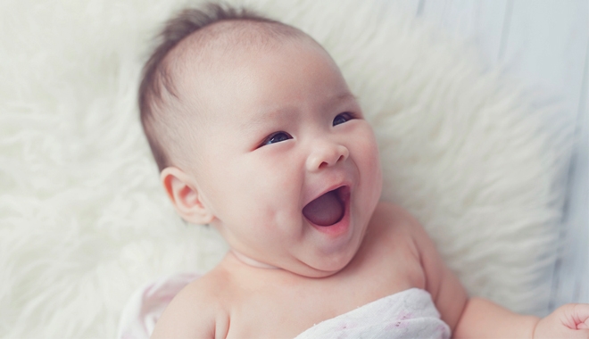 BÍ KÍP SINH CON HAY CƯỜI, LÚC NÀO MẶT CŨNG TƯƠI NHƯ HOA