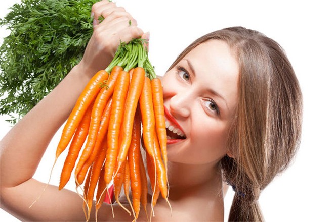 Xóa nếp nhăn, da trắng hồng mịn màng với cà rốt
