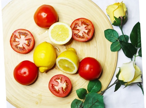 Bí quyết làm trắng da, trị mụn chỉ với 1 quả cà chua