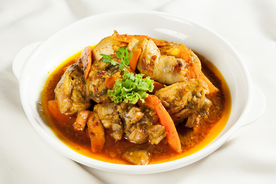 "Đổi gió" với món gà kho nghệ chua cay