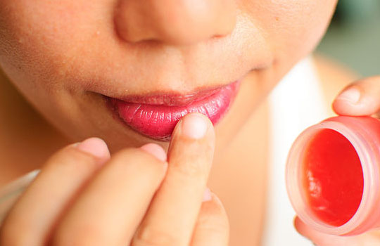 Mẹo làm son môi “siêu rẻ” từ nước ép và dầu dừa