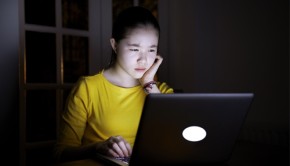 Phụ nữ cần ngưng làm "cú đêm" để tránh 4 bệnh phụ khoa nguy hiểm