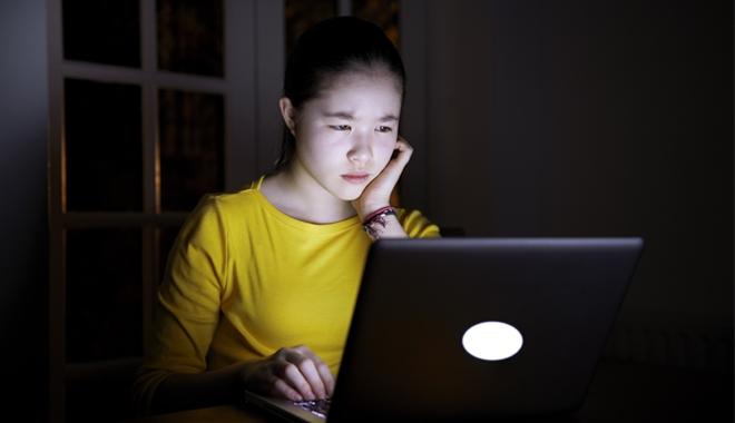 Phụ nữ cần ngưng làm "cú đêm" để tránh 4 bệnh phụ khoa nguy hiểm
