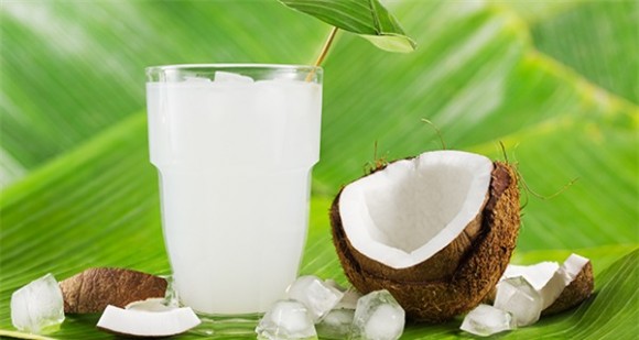 Nước dừa – mỹ phẩm làm đẹp ‘đắt giá’ đến kỳ lạ