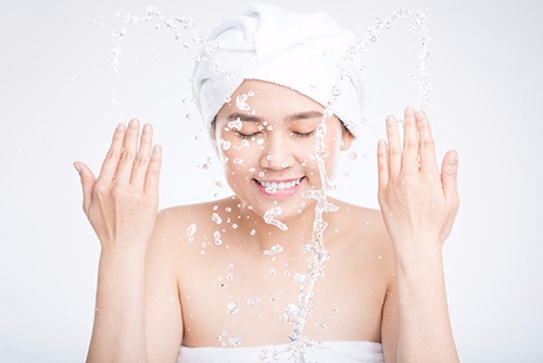 Cách rửa mặt thần kỳ giúp da sáng mịn như con gái Hàn, Nhật