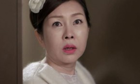 Mẹ chồng đứng chết trân khi nhìn thấy con dâu khỏa thân trong phòng ngủ