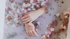 12 thứ nên tự thêm vào nước tắm để có làn da khỏe đẹp