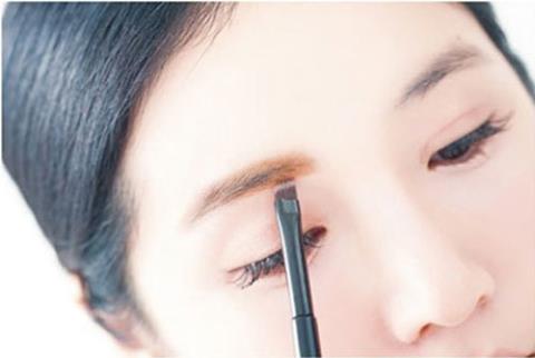 Bí quyết trang điểm lông mày rậm không sợ ngốt mắt