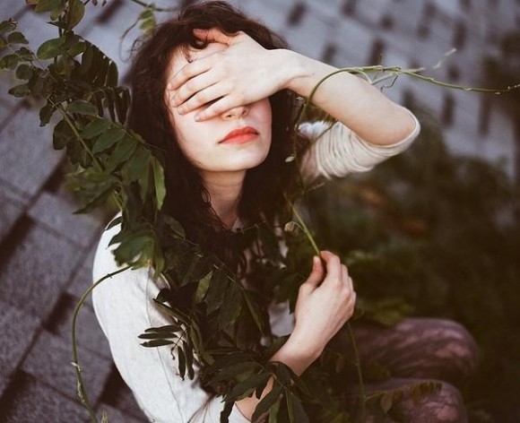 Là phụ nữ, cầm lên được thì bỏ xuống được, giữ khư khư làm gì cho mệt