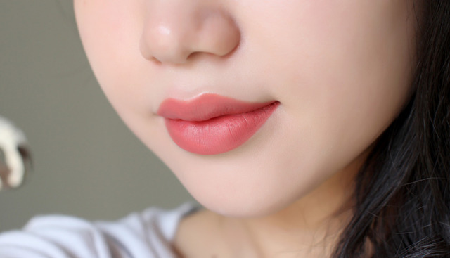 Chẳng bao giờ xài son dưỡng hay mặt nạ ngủ nhưng môi vẫn căng mịn hồng hào