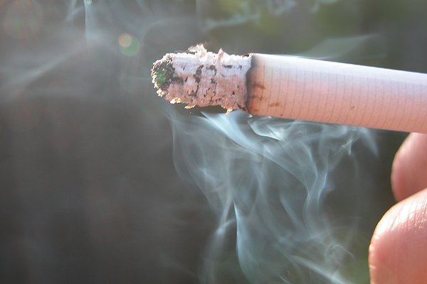 Khi cầm điếu thuốc hút, hãy nhớ tới đứa con và câu chuyện nhỏ này!