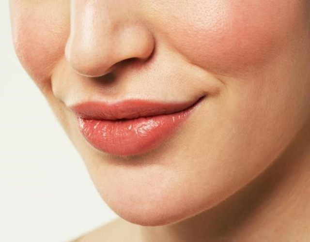 Tráng để môi bị nứt nẻ mùa mưa bằng mẹo đơn giản
