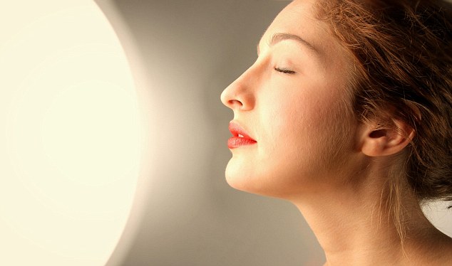 Tại sao phụ nữ da trắng lại hay bị bắt nắng và sạm đen đến khó chịu?