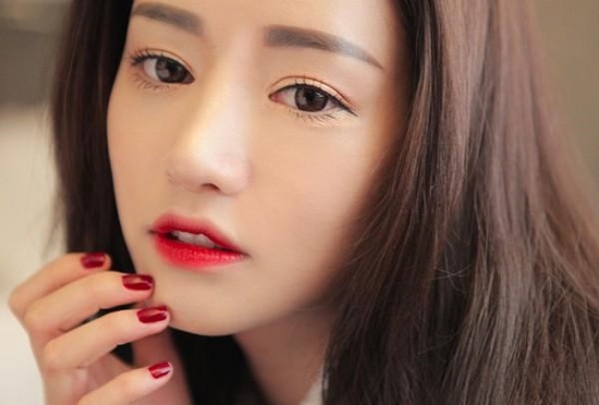Rước cả tá vi khuẩn vào người nếu bạn tô son không đúng cách