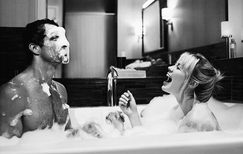 Ngỡ ngàng đêm tân hôn chồng tôi hì hục một mình trong nhà tắm