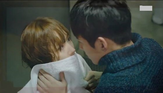 Đứng hình khi thấy đằng sau lớp khẩu trang của cô gái dọn phòng khách sạn!!