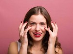 Năm bước mát-xa siêu nhanh giúp bạn đánh tan quầng thâm mắt
