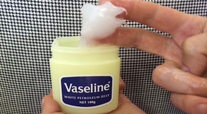 Bỏ túi 10 mẹo trang điểm siêu đơn giản với Vaseline